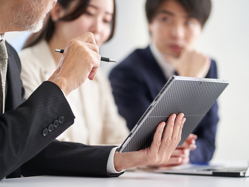 Asian-businessman-explaining-at-a-meeting